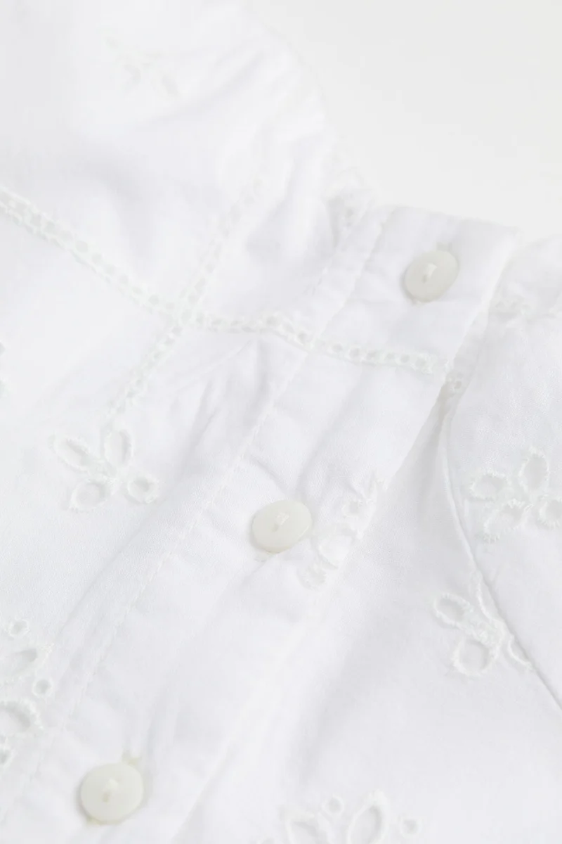 اتش اند ام بلوزة مطرزة بالدانتيل الإنجليزي